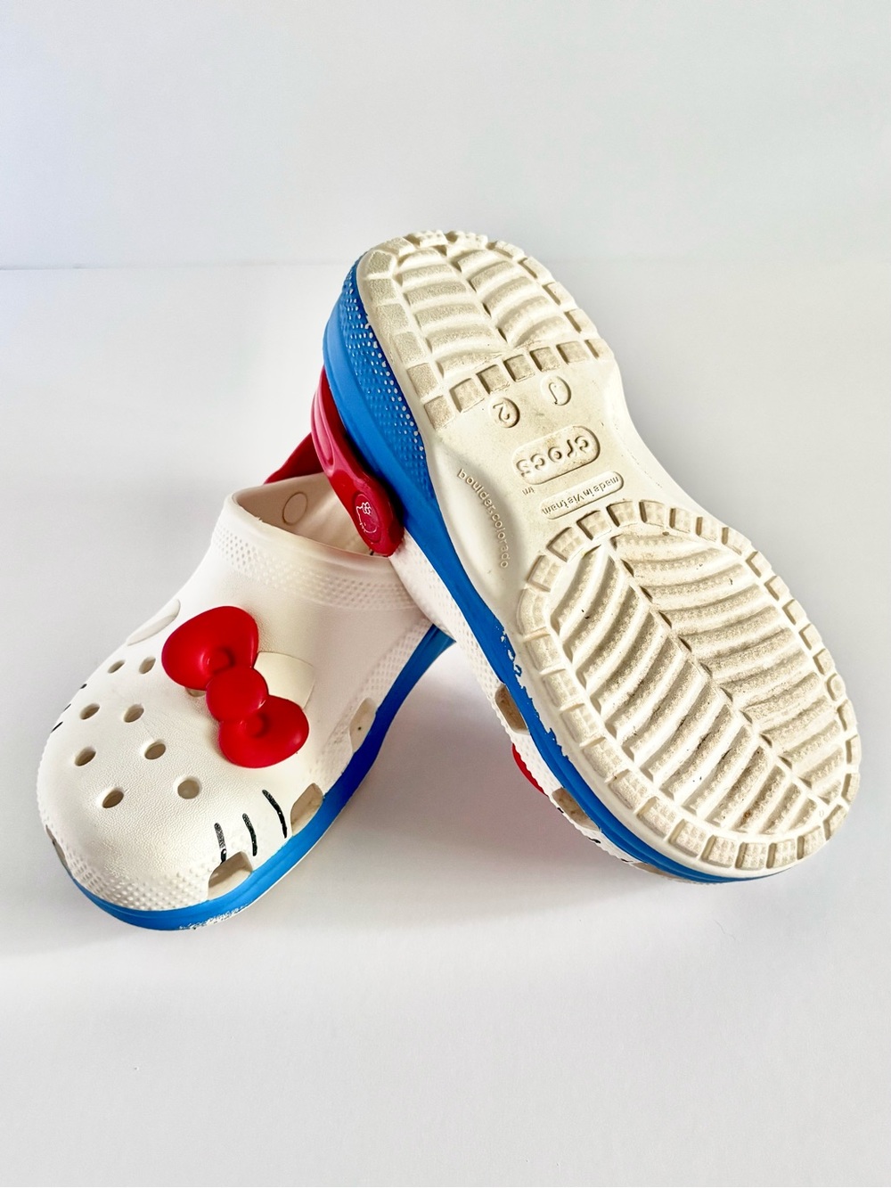 Crocs x Sanrio Hello Kitty Classic Clog Kids/Youth/Big Kids J2 Cream/Red GUC - Picture 12 of 16